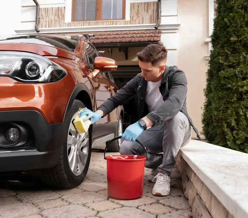 Lavage auto à domicile Les Loges-Margueron : professionnel intervenant sur un véhicule